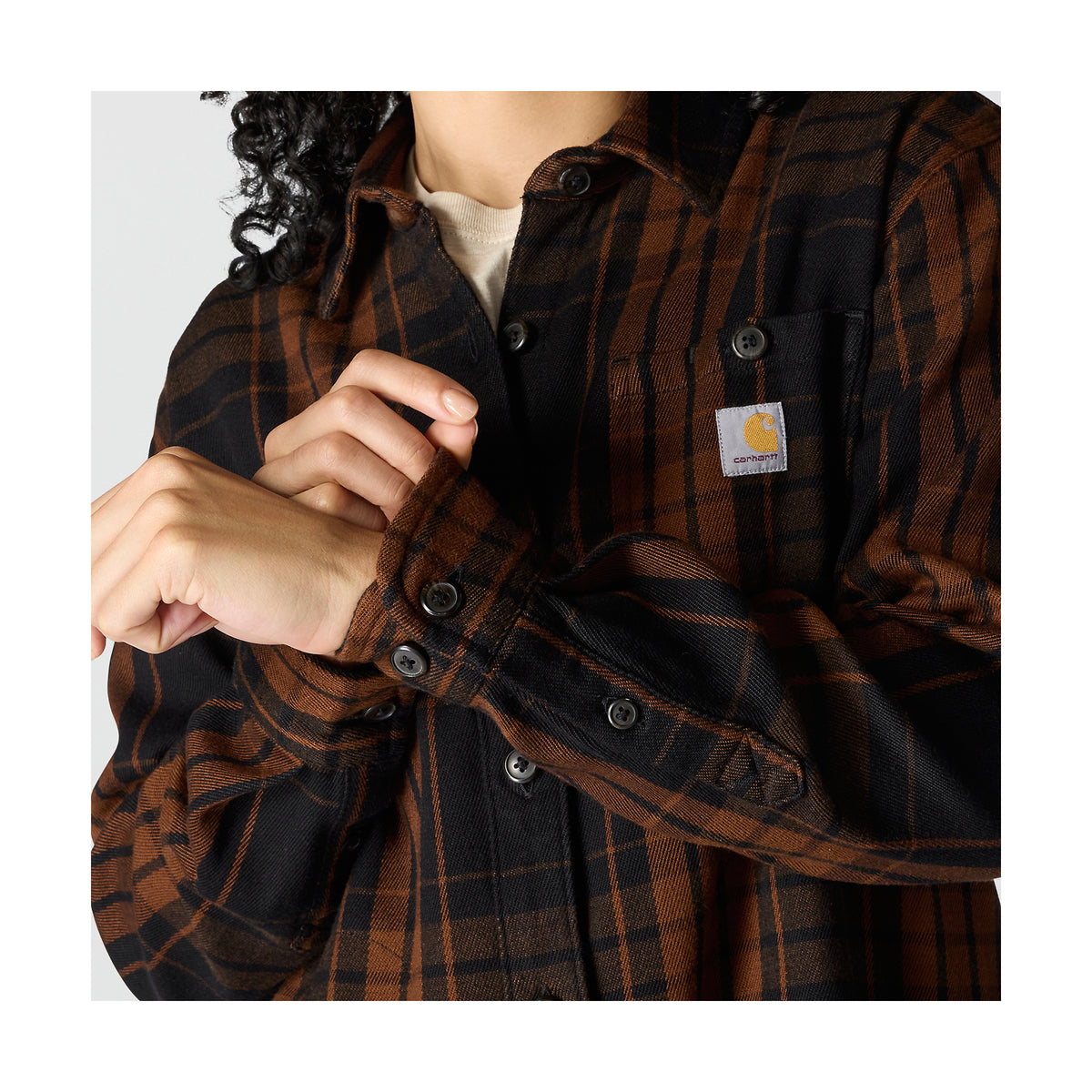 Paidassa on napeilla säädettävät hihansuut.