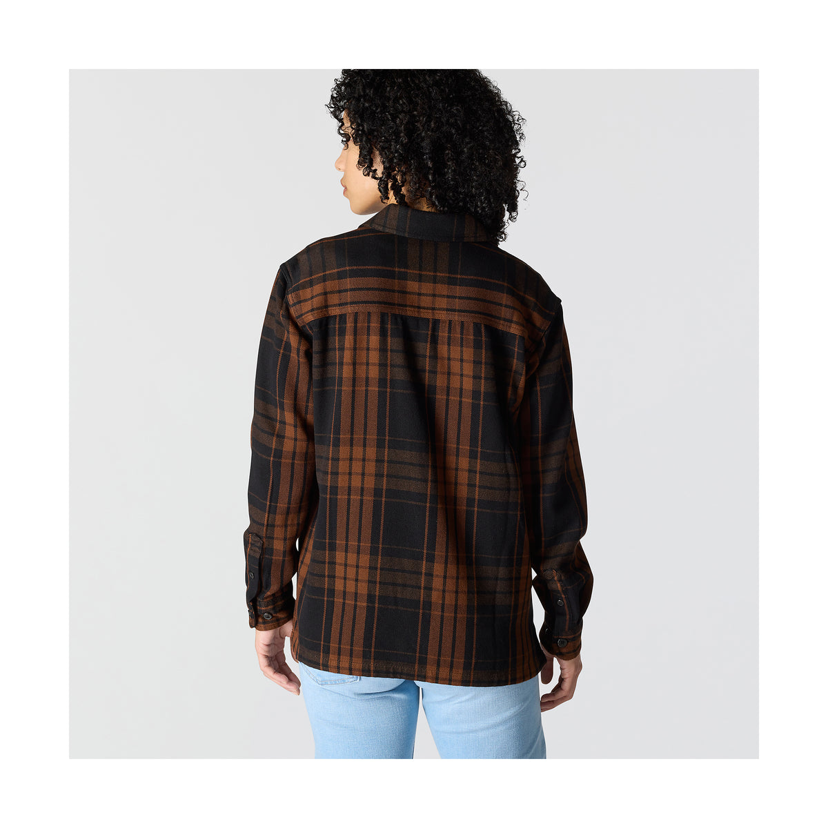 Paitatakin helma on takaa suora.