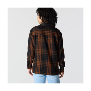 Paitatakin helma on takaa suora.