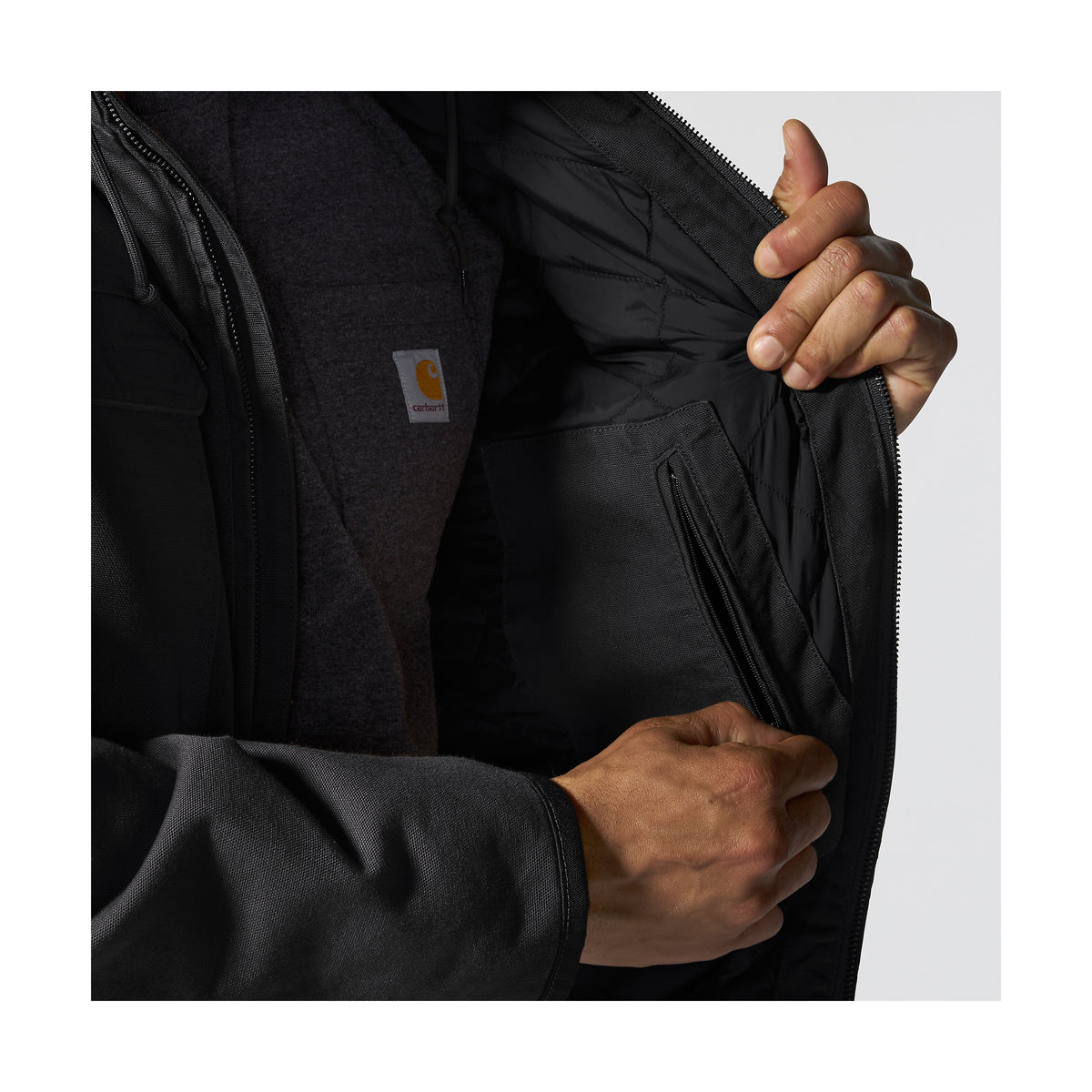 Kuvassa näkyvä povitasku on vetoketjulla suljettava.