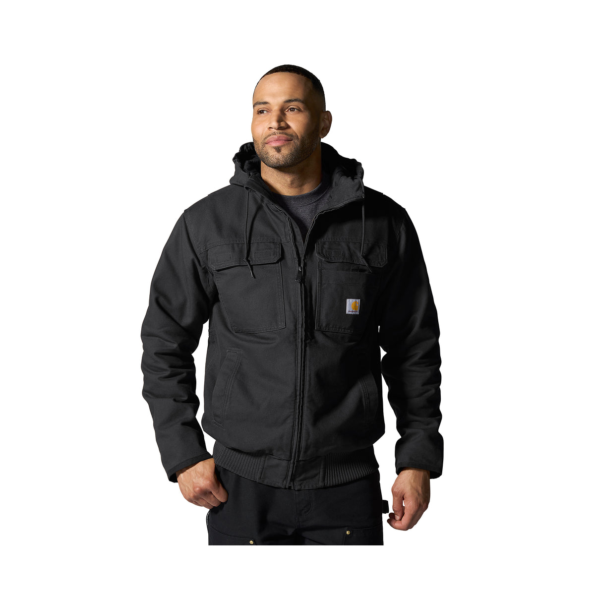 Kuvassa miehen päällä on musta Carhartt Bartlett Active Jacket jossa on edessä tilavat rintataskut sekä kaksi etutaskua.