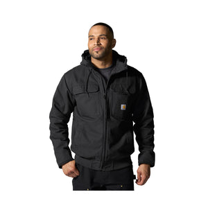 Kuvassa miehen päällä on musta Carhartt Bartlett Active Jacket jossa on edessä tilavat rintataskut sekä kaksi etutaskua.