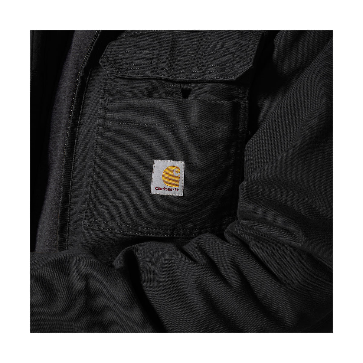 Rinnassa on kaksi erillistä tarroilla suljettavaa taskua.