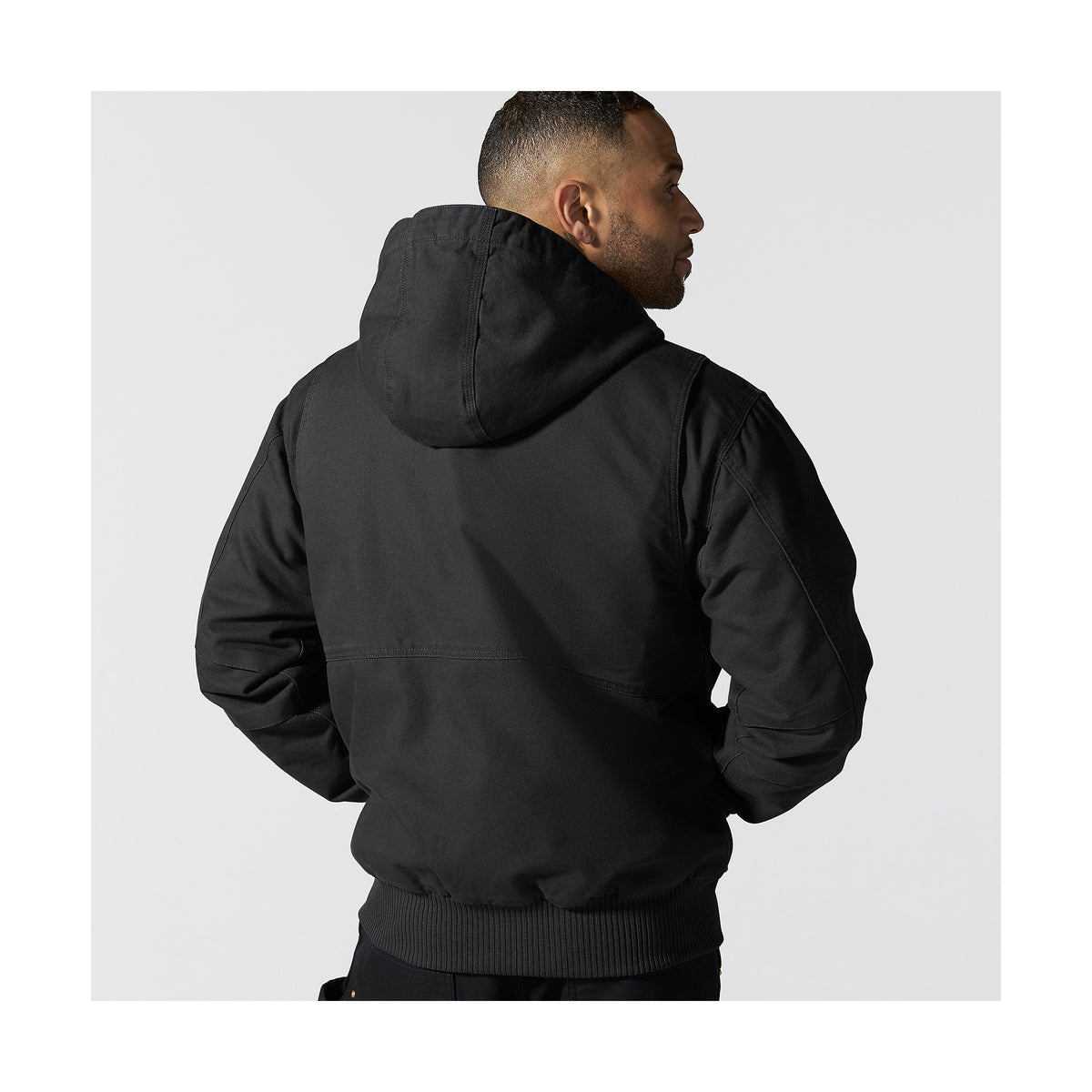 Takissa on hyvin liikkumatilaa selässä olevien laskosten ansiosta.