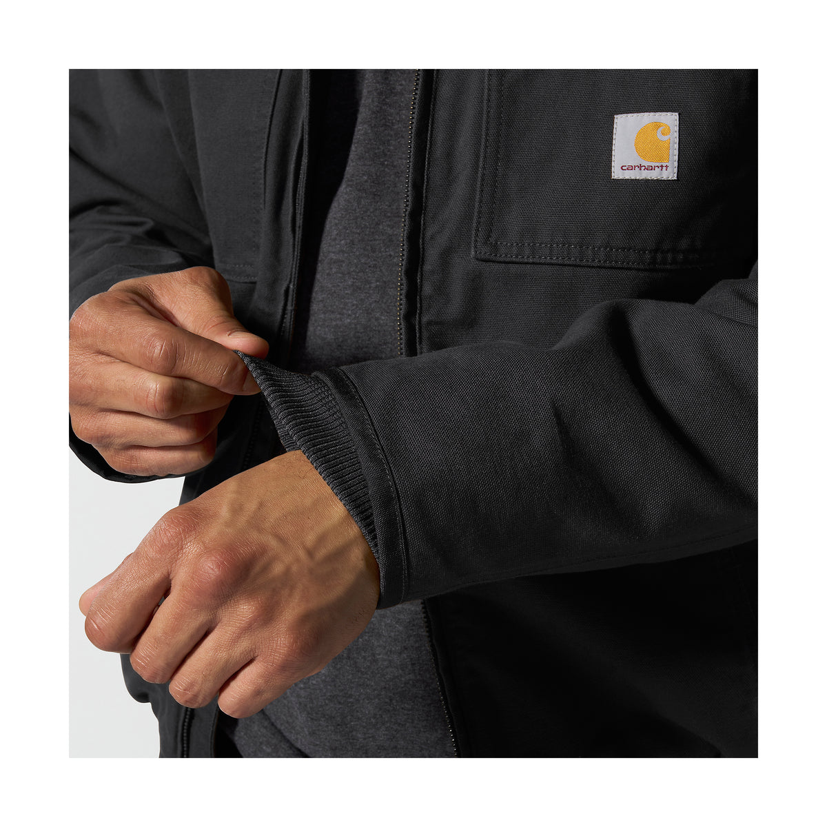 Takissa on Cordura -vahvistetut hihansuut sekä ribbineulosresorit.