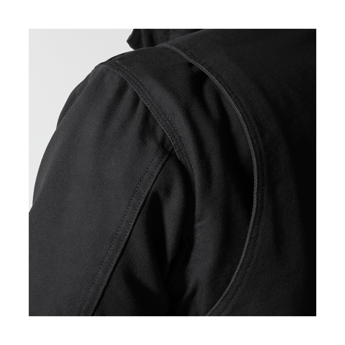 Kuvassa näkyy takin selkämyksessä olevat laskokset jotka antavat hartiaseudulle lisää liikkumatilaa.