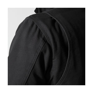 Kuvassa näkyy takin selkämyksessä olevat laskokset jotka antavat hartiaseudulle lisää liikkumatilaa.