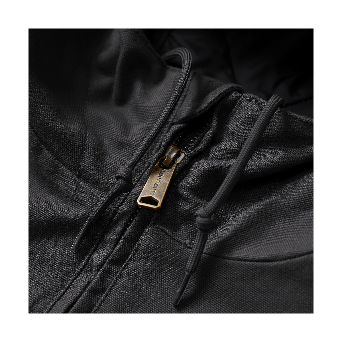 Kuvassa näkyy takin vahva etuvetoketju sekä hupun säätönarut.