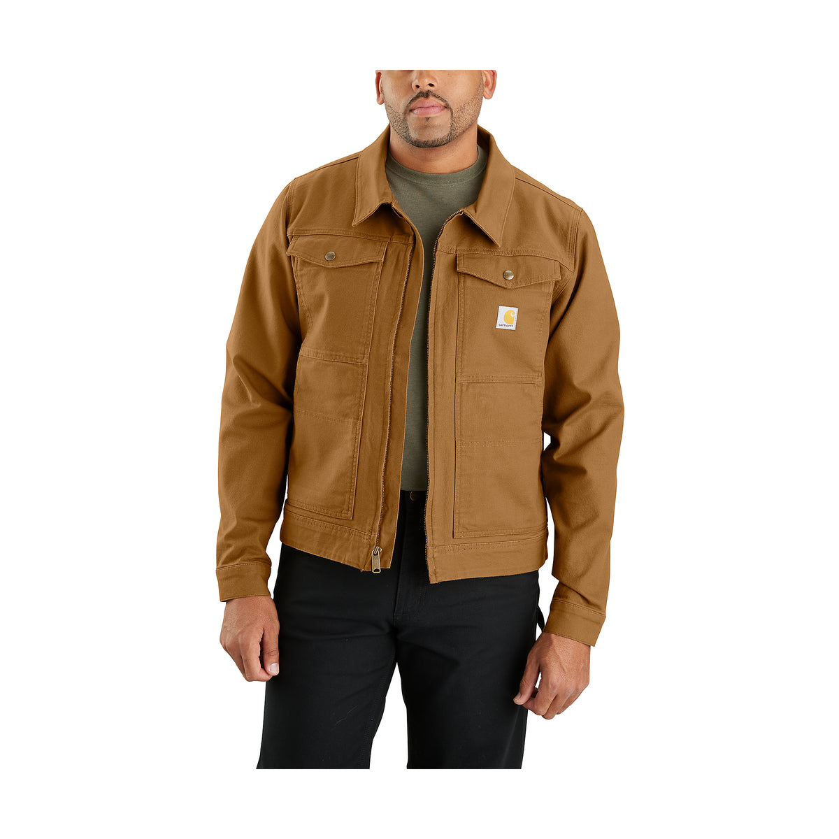 Kuvassa miehellä on päällään Carhartt Berwick Rugged Flex Duck Jacket. Takissa on käytetty farkkutakki leikkausta. 
