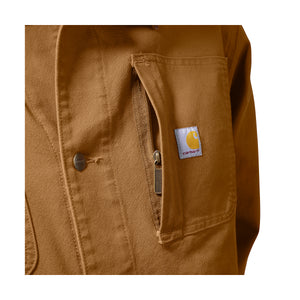 Kuvassa Carhartt Chore Coat takki. Takin rintataskussa on vetoketju ja Carhartt logo. 