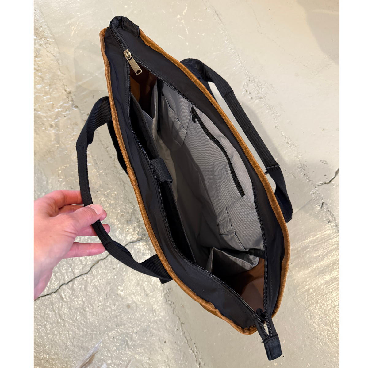 Kuvassa on Carhartt Classic Laptop Tote läppärilaukku jonka taskun voi sulkea vetoketjulla.