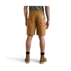 Miehellä on päällä Carhartt Double Front Work shortsit joissa on takana taskut ja väriltään shortsit on ruskeat. 