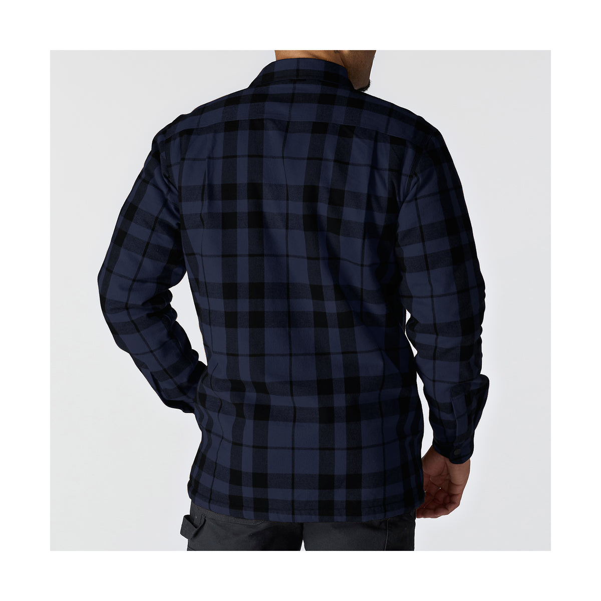 Takaa kuvattuna Carhartt Sherpa Lined paitatakki jossa on mustat raidat pystyssa sekä vaakana. 