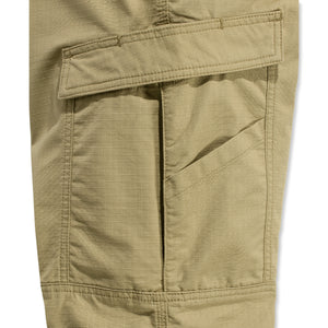Lähikuvassa Carhartt Force Broxton Cargo Pant housu jossa on suljettava reisitasku. 
