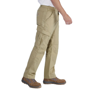 Kuvassa miehellä on käytössä Carhartt Force Broxton Cargo Pant housut jotka ovat väriltään dark khakit.