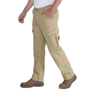 Mies käyttää kuvassa Carhartt Force Broxton Cargo Pant housuja joissa on useat taskut. 
