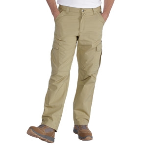 Kuvassa Carhartt Force Broxton Cargo Pant miesten housut ovat kevyttä mutta kestävää Force™ Rugged Flex™ -materiaalia.