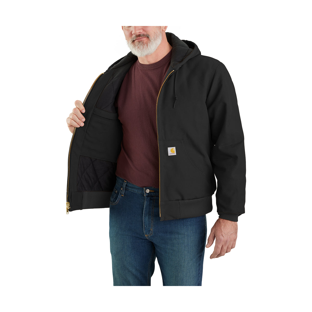 Miehellä on kuvassa päällään Carhartt Icon J140 Active Jacket takki jossa on pieni Carhartt logo ja resorit takin helmassa sekä hihoissa. 