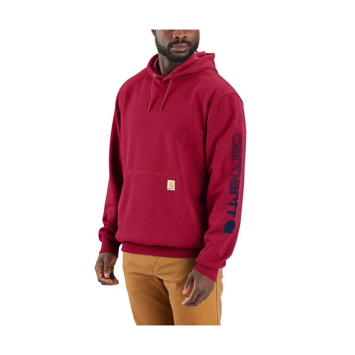 Miehen päällä on klassinen Carhartt K288 huppari näyttävässä punaisessa värissä.