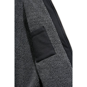 Lähikuvassa Carhartt Midweight Lined Sweatshirt hupparin sisällä oleva lämmin karvavuori. 