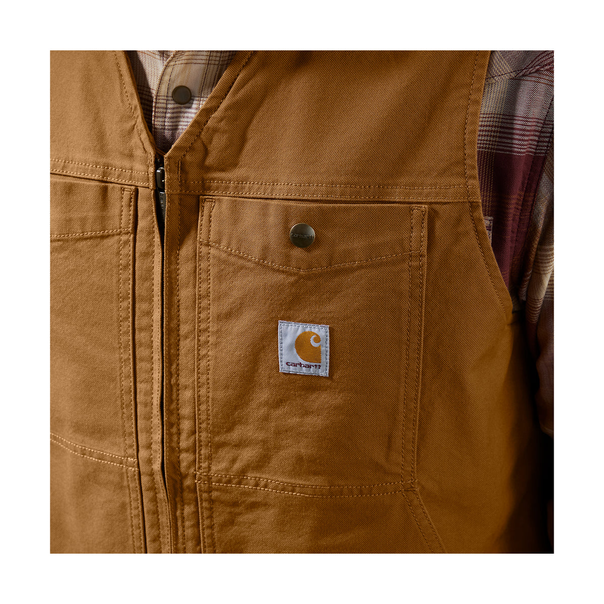Lähikuvassa Carhartt Montana Duck Vest Liivi. Liivissä on napilla suljettava rintatasku. Rinnassa on Carhartt logo.