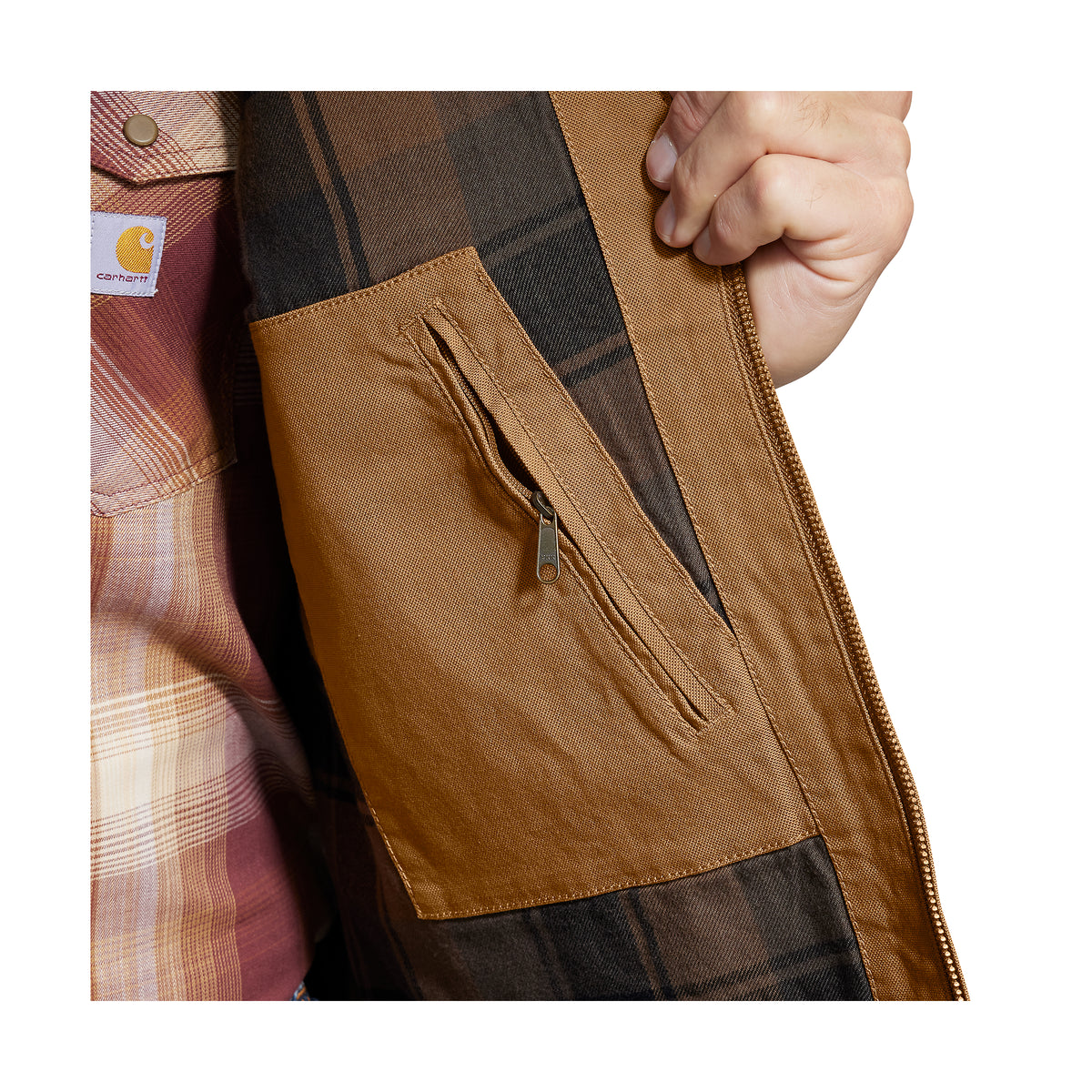 Kuvassa näkyy vetoketjullinen sisätasku joka löytyy Carhartt Montana Duck Vest liivistä.