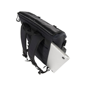 Läppärin voi sujauttaa myös kuvassa näkyvään vetokejulla suljettavaan, repun selkäosassa sijaitsevaan taskuun.