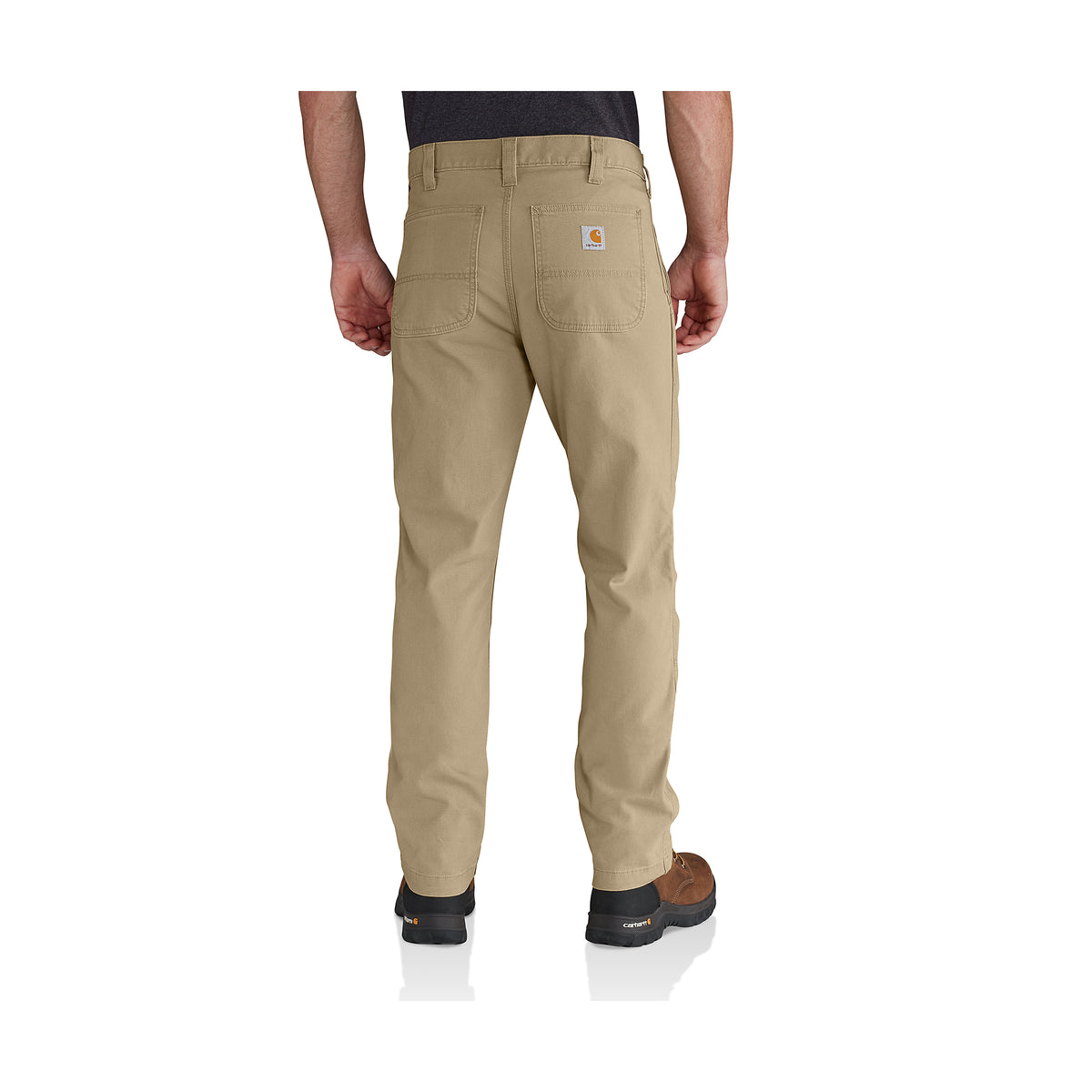 Kuvassa mies käyttää Carhartt Rigby Straight Fit Pant housuja joissa on suora lahje.