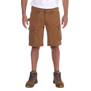 Kuvassa miehellä on käytössä Carhartt Steel Multipocket shortsit jotka ovat väriltään ruskeat.
