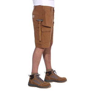 Miehellä on päällä Carhartt Steel Multipocket shortsit joissa on vasaralenkki. 