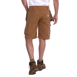 Miehellä on Carhartt Steel Multipocket taskut päällä, shortseissa on takana Carhartt logo. 