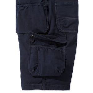 Sivusta kuvattuna Carhartt Steel Multipocket shortsit jossa on reisitasku jonka voi sulkea napeilla. 