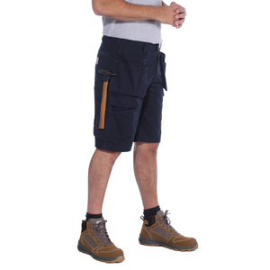 Miehellä on päällä Carhartt Steel Multipocket shortsit jossa on riipputaskut. 