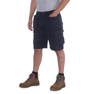 Miehellä on kuvassa päällä navyt Carhartt Steel Multipocket shortsit. 