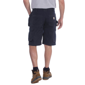 Kuvassa mies käyttää Carhartt Steel Multipocket shortseja jotka on kestävää ripstop-kangasta.