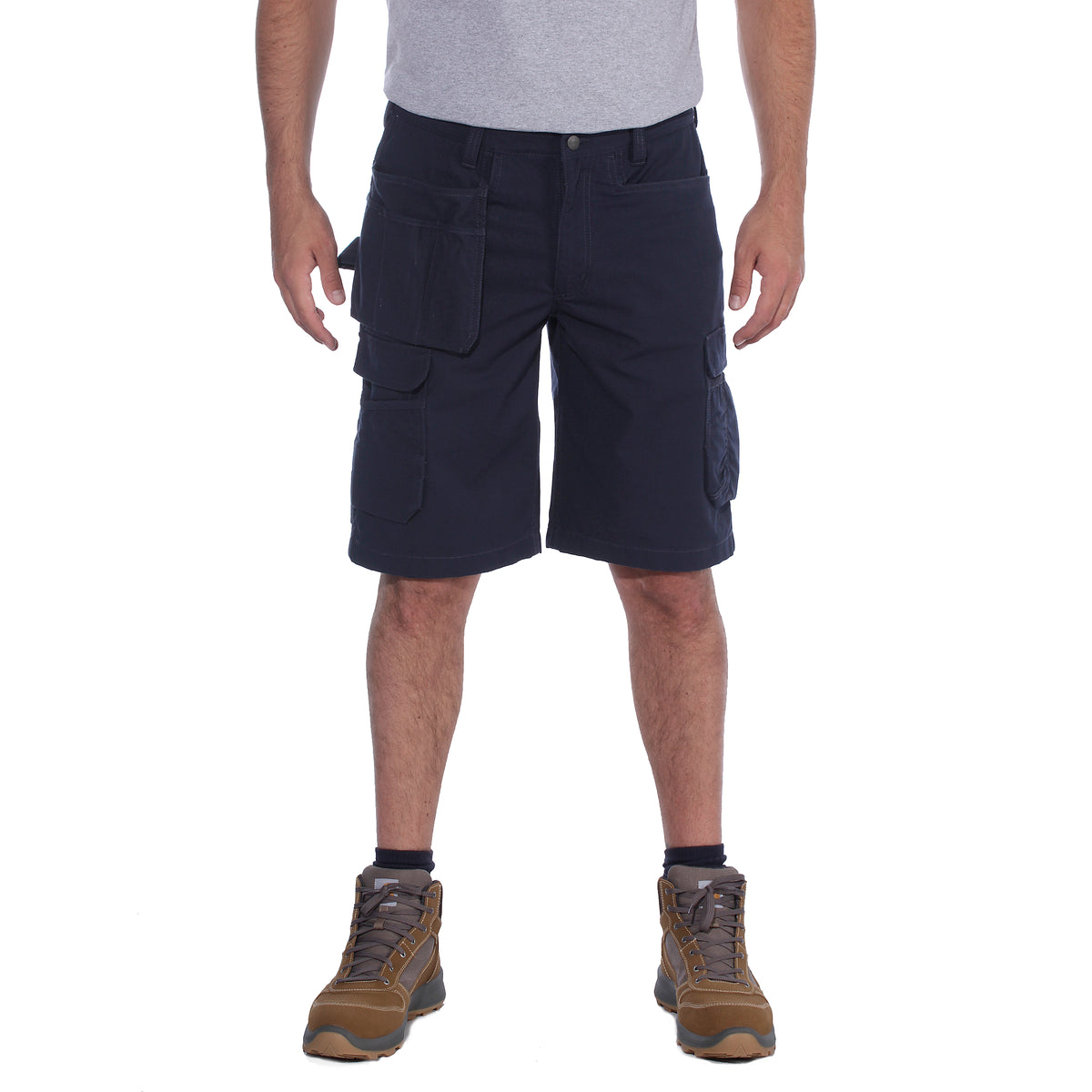 Miehellä on kuvassa päällään navyt Carhartt Steel Multipocket shortsit jossa on edessä reisitaskut.