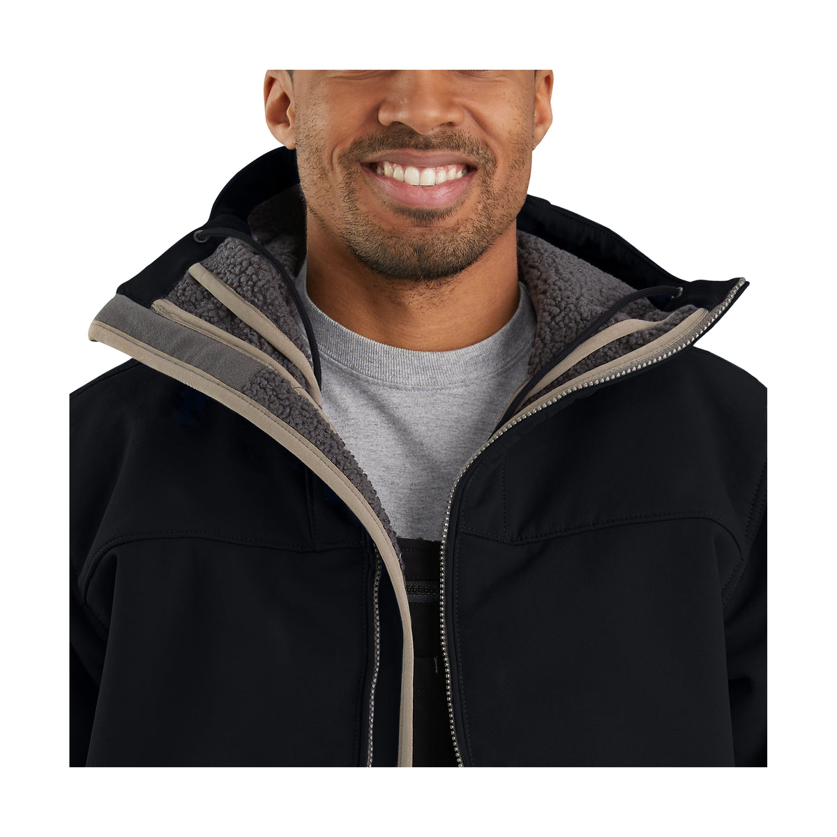 Takissa on ylös asti ulottuva vetoketju edessä sekä säädettävä huppu.