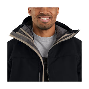 Takissa on ylös asti ulottuva vetoketju edessä sekä säädettävä huppu.