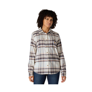 Kuvassa naisen päällä on pehmeä ja mukava Carhartt flanellipaita joka on valmistettu puuvillan ja Tencel Lyocell -kuidun sekoituksesta.