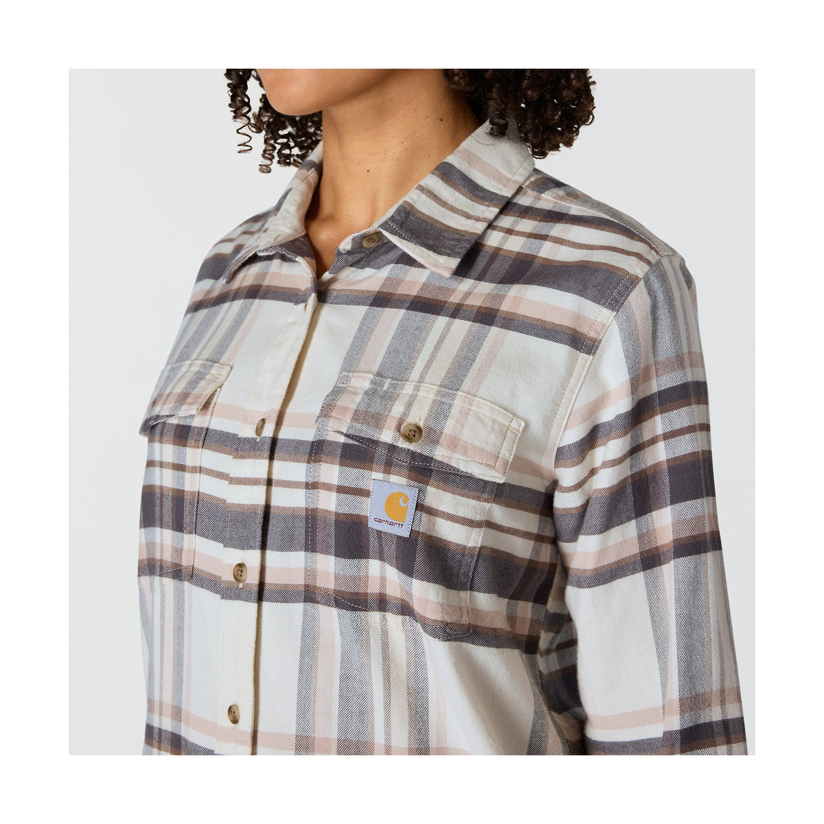 Vasempaan rintataskuun on ommeltu Carhartt logomerkki.