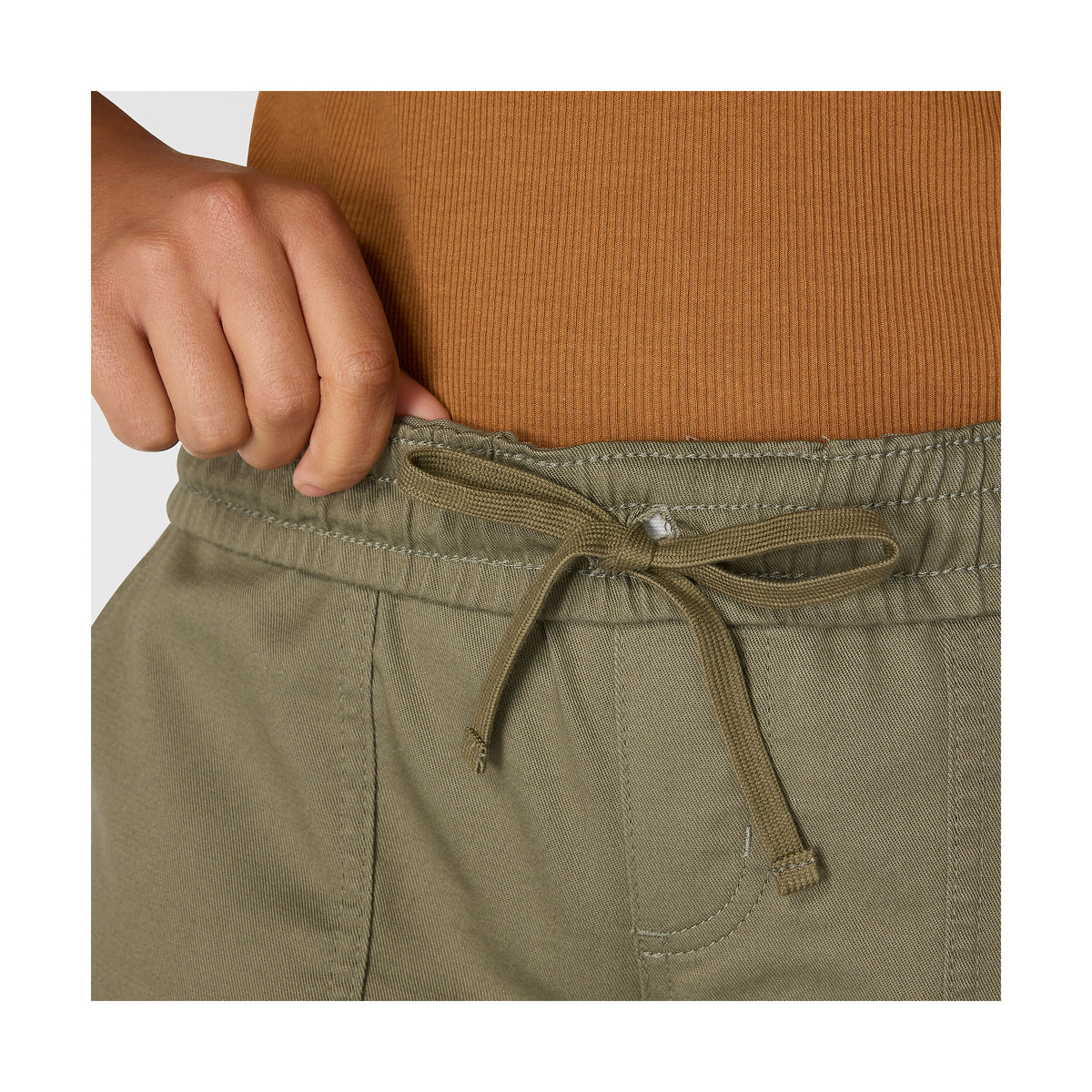 Housujen joustavassa vyötärössä on säädettävä nyörikiinnitys.