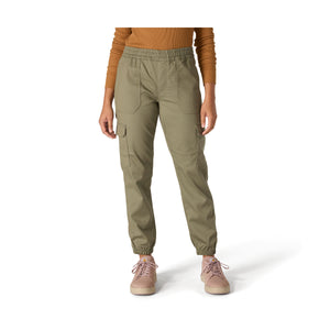 Kuvassa naisen päällä on oliivinvihreät Carhartt Joggerit joissa on joustava vyötärönauha ja joustavat resorit nilkoissa.