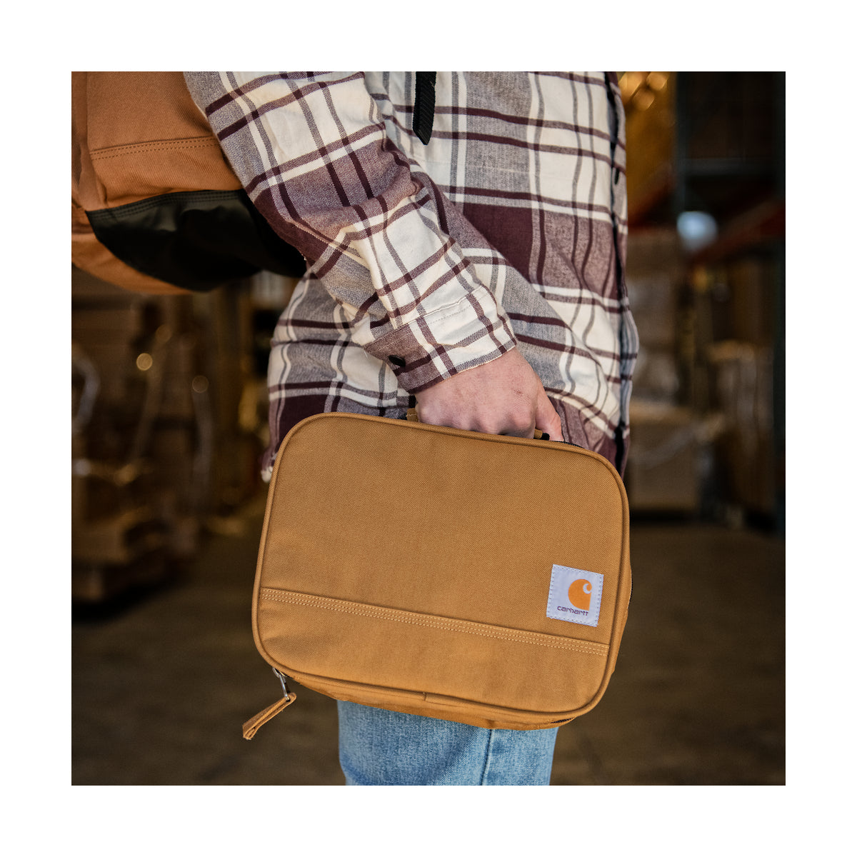 Laukussa on kantokahva josta sitä on helppo kantaa.