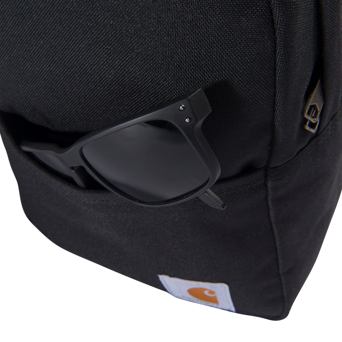 Repussa on tilava reppuosa jossa vetoketjullinen verkkotasku sekä fleecevuorattu pikkutasku esim. aurinkolaseille.