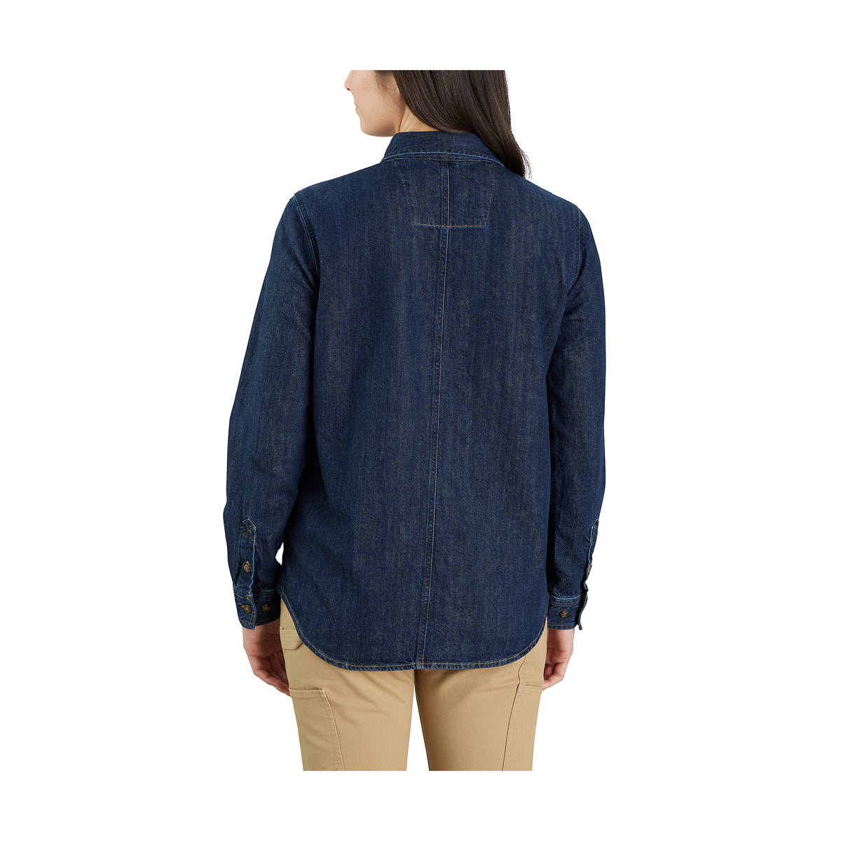 Kuvassa naisen päällä Carhartt farkkupaita 105492 takaa kuvattuna.