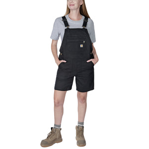 Kuvassa naisella on käytössä Carhartt lappuhaalarishortsit jotka ovat mustat. 