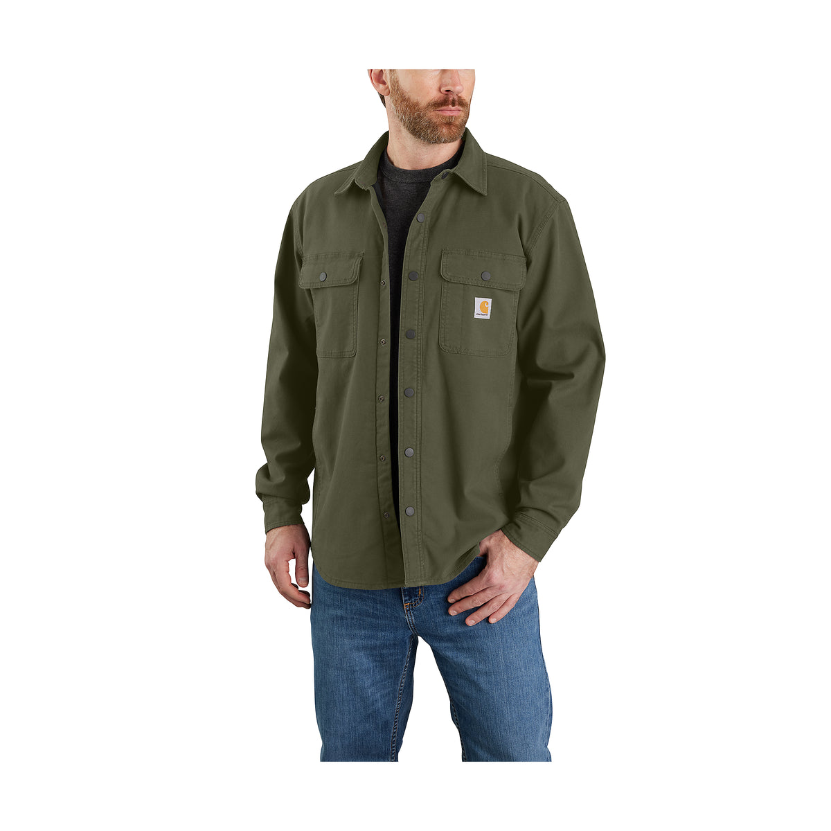 Kuvassa miehellä on päällään Carharttin oliivinvihreä paitatakki jossa on lämmin vuorikangas ja sitä voi käyttää joko paitana tai rennon takkimaisesti napit auki.