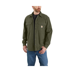 Kuvassa miehellä on päällään Carharttin oliivinvihreä paitatakki jossa on lämmin vuorikangas ja sitä voi käyttää joko paitana tai rennon takkimaisesti napit auki.