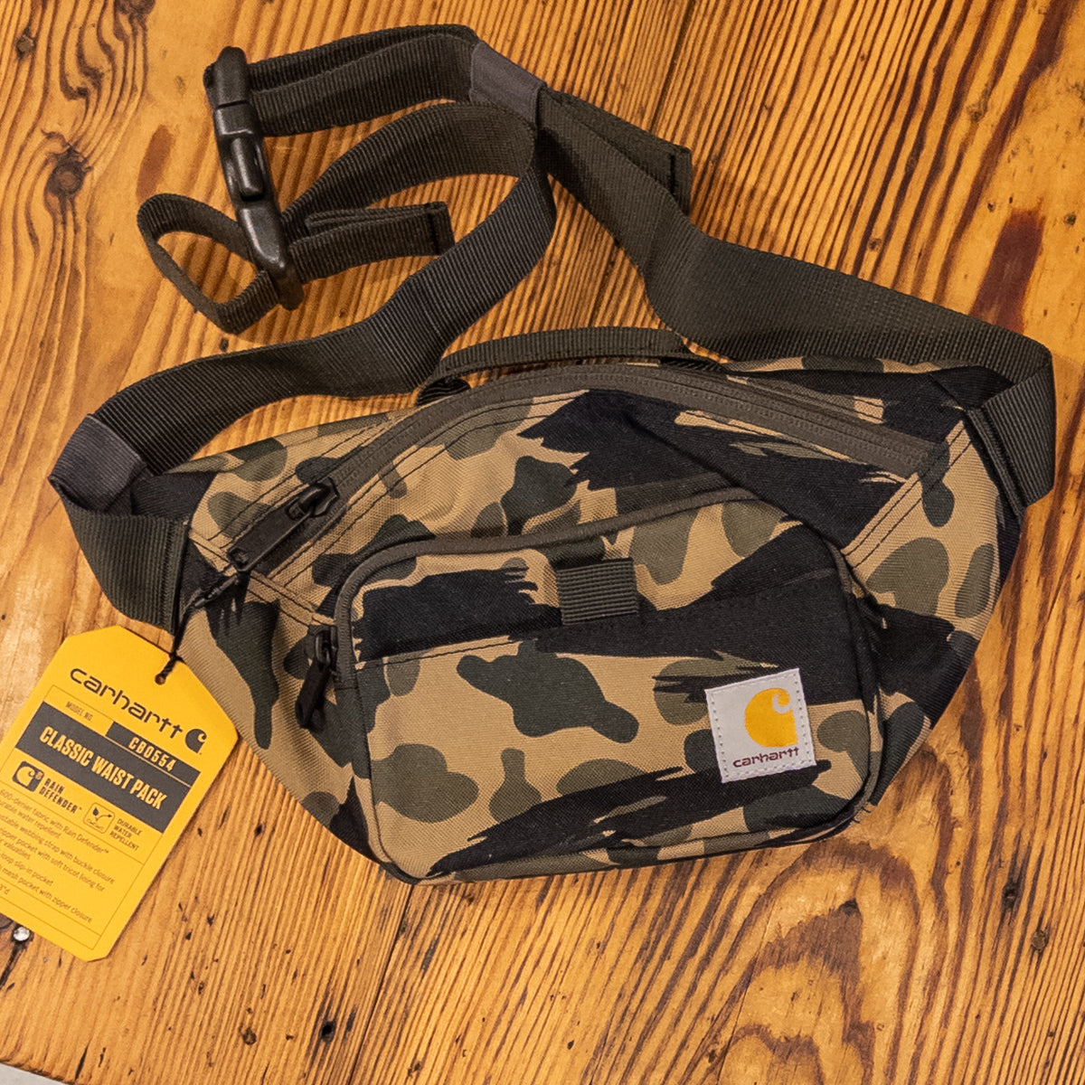 Kuvassa on Carhartt Waist Pack vyölaukku joka on camo värisellä kuvioinnilla.