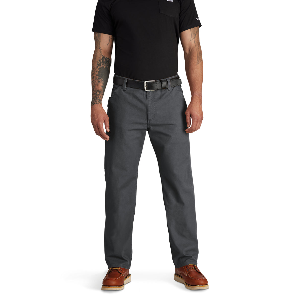 Kuvassa miehellä on harmaat Carharttin kestävät, mutta päällä mukavat työhousut.